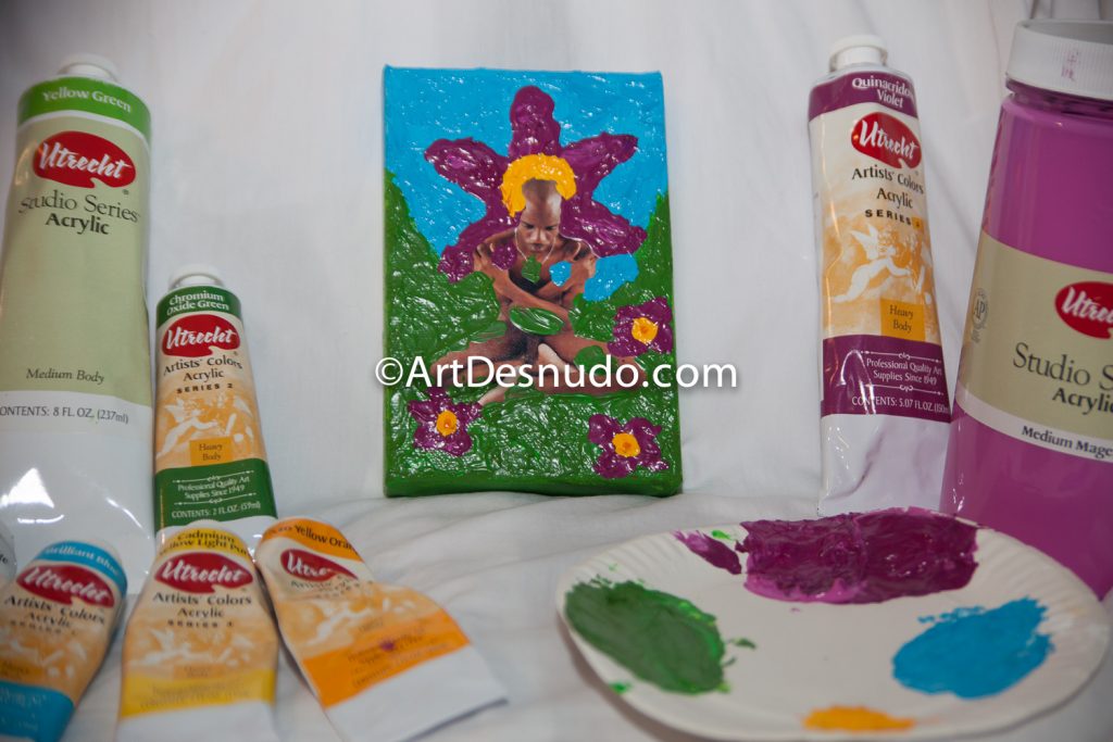 I am looking for women and men to pose for me. I am open to work with gay, lesbian, bisexual, trans, heterosexual, Queer people. This is a TFCD work. The model gets free high resolution digital photos. Pictures will be taken outdoors in one of the five boroughs of NYC (Brooklyn, Manhattan, Queens, Staten Island or Bronx). If you are interested, send me a message: ArtDesnudo.com/contact-me